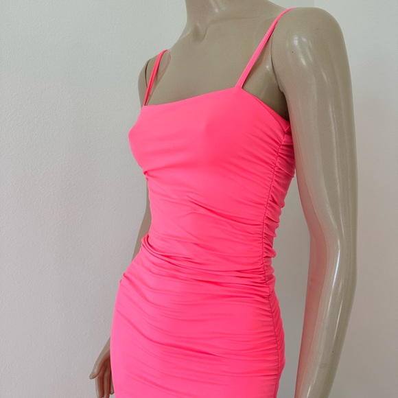 Gorgeous vibrant pink dress used size S it’s stretchy - Picture 3 of 6